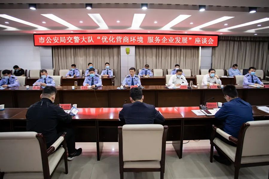 企呼政應(yīng)“碼 ”上通行  山東省棗莊市滕州交警推出貨車通行證“碼上辦”小程序 讓數(shù)據(jù)多跑腿，讓群眾少跑路