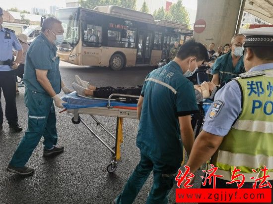 鄭州街頭：不帶頭盔還闖紅燈后果有多嚴(yán)重？有人驗(yàn)證了！